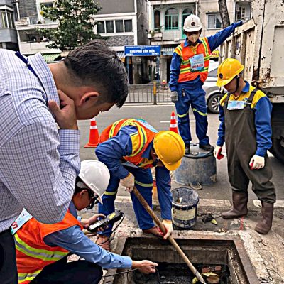 Thông tắc bồn cầu